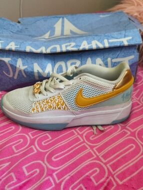 Nike Low Top Sneaker in White, Gold and Light Blue